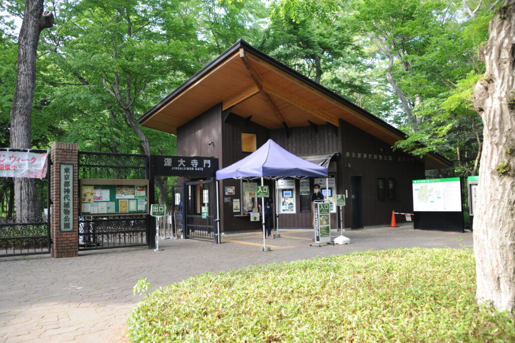 神代植物公園深大寺門